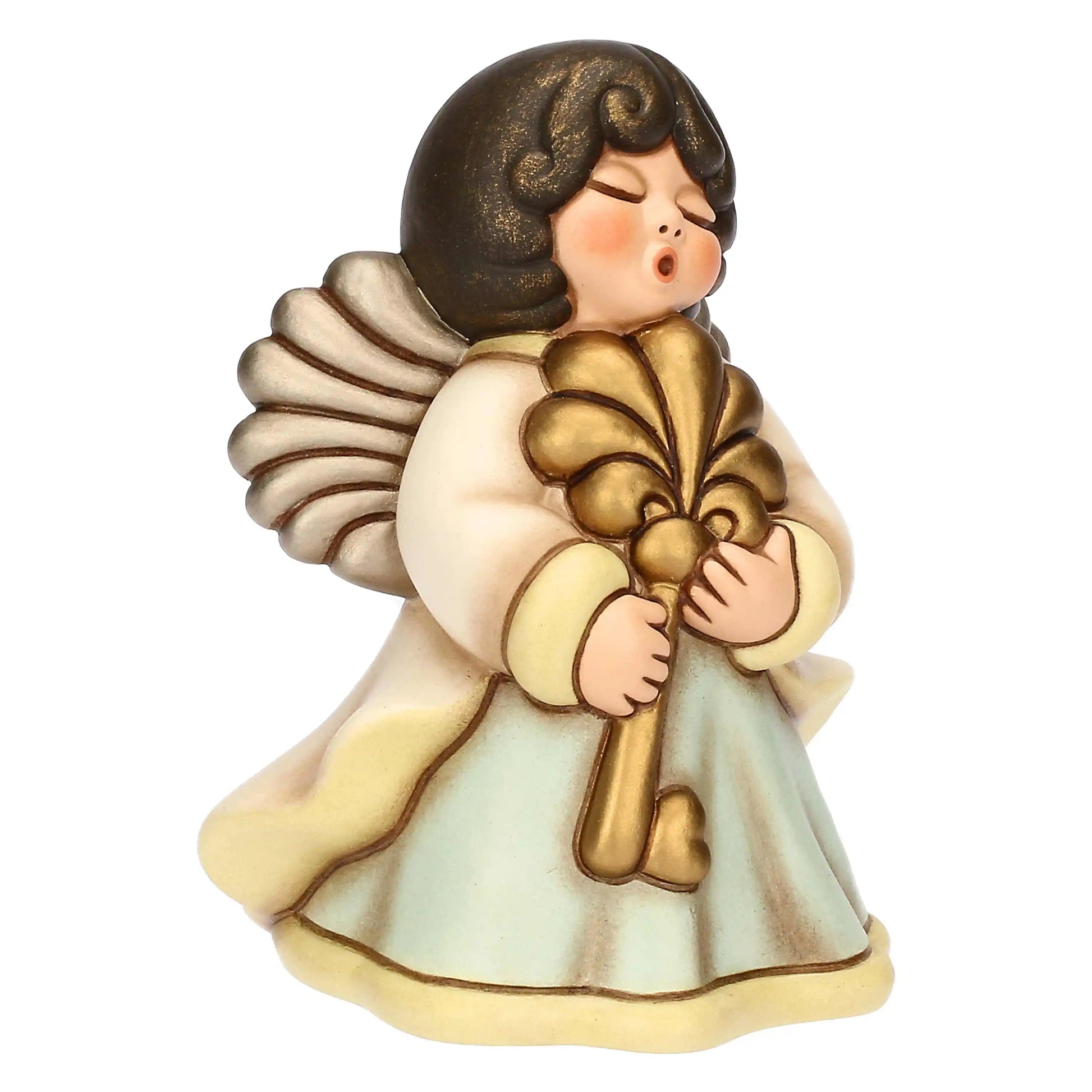 Statuina in ceramica raffigurante un angelo visto di tre quarti, caratterizzata da forme tondeggianti e uno stile decorativo classico. L'angelo ha i capelli scuri mossi, occhi socchiusi e bocca a forma di "O" in un'espressione di canto o stupore. Indossa una veste lunga color acquamarina tenue coperta da un mantello bianco panna con bordi gialli sfumati. Con entrambe le mani stringe al petto una grande chiave dorata con l'impugnatura traforata a forma di petali stilizzati.