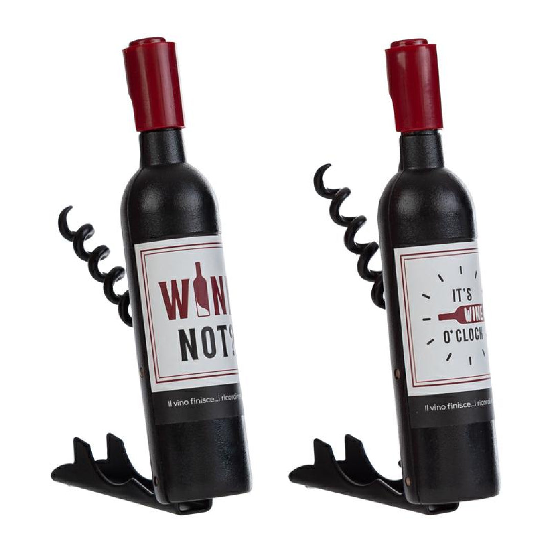 Apribottiglie a calamita a forma di mini bottiglia di vino nera con tappo rosso, cavatappi in metallo integrato ed etichetta ironica assortita con scritte "Wine Not?" o "It's Wine O'Clock". Simpatico gadget da cucina utile anche come calamita da frigo, ideale come bomboniera o idea regalo originale.