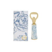 Apribottiglie con decoro azzurro firmato Le Stelle, caratterizzato da una solida testa in metallo color oro e un elegante manico in porcellana bianca decorato con delicati motivi floreali azzurri. Questo raffinato utensile da cucina e bar di design è accompagnato dalla sua custodia regalo rettangolare coordinata con la stessa fantasia botanica, perfetto come bomboniera di classe o idea regalo home decor.