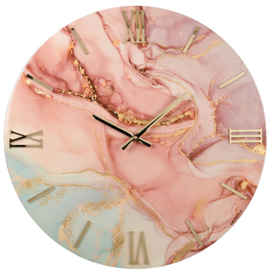 Orologio da parete circolare modello "Mistico" di Artidea, versione piccola. Il quadrante presenta un design artistico a effetto "alcohol ink" o acquerello nei toni del rosa cipria, azzurro polvere e tocchi dorati. Gli indici in numeri romani e le lancette sottili sono realizzati in metallo dorato a specchio, conferendo un aspetto celestiale e raffinato.