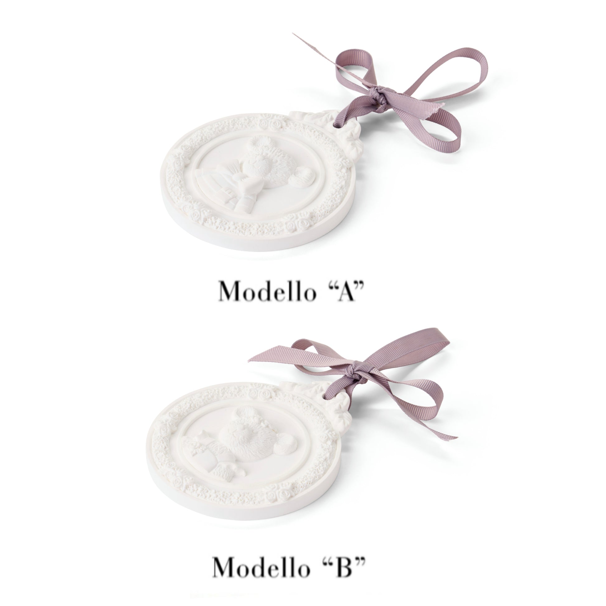 Gessetto profumato Nuvole di Stoffa linea Sweet Bear in kit con spray e scatola regalo. Medaglione in gesso bianco con orsetto a rilievo e fiocco lilla, completo di essenza "Fleur de Coton".