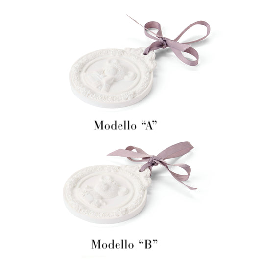 Gessetto profumato Nuvole di Stoffa linea Sweet Bear in kit con spray e scatola regalo. Medaglione in gesso bianco con orsetto a rilievo e fiocco lilla, completo di essenza "Fleur de Coton".