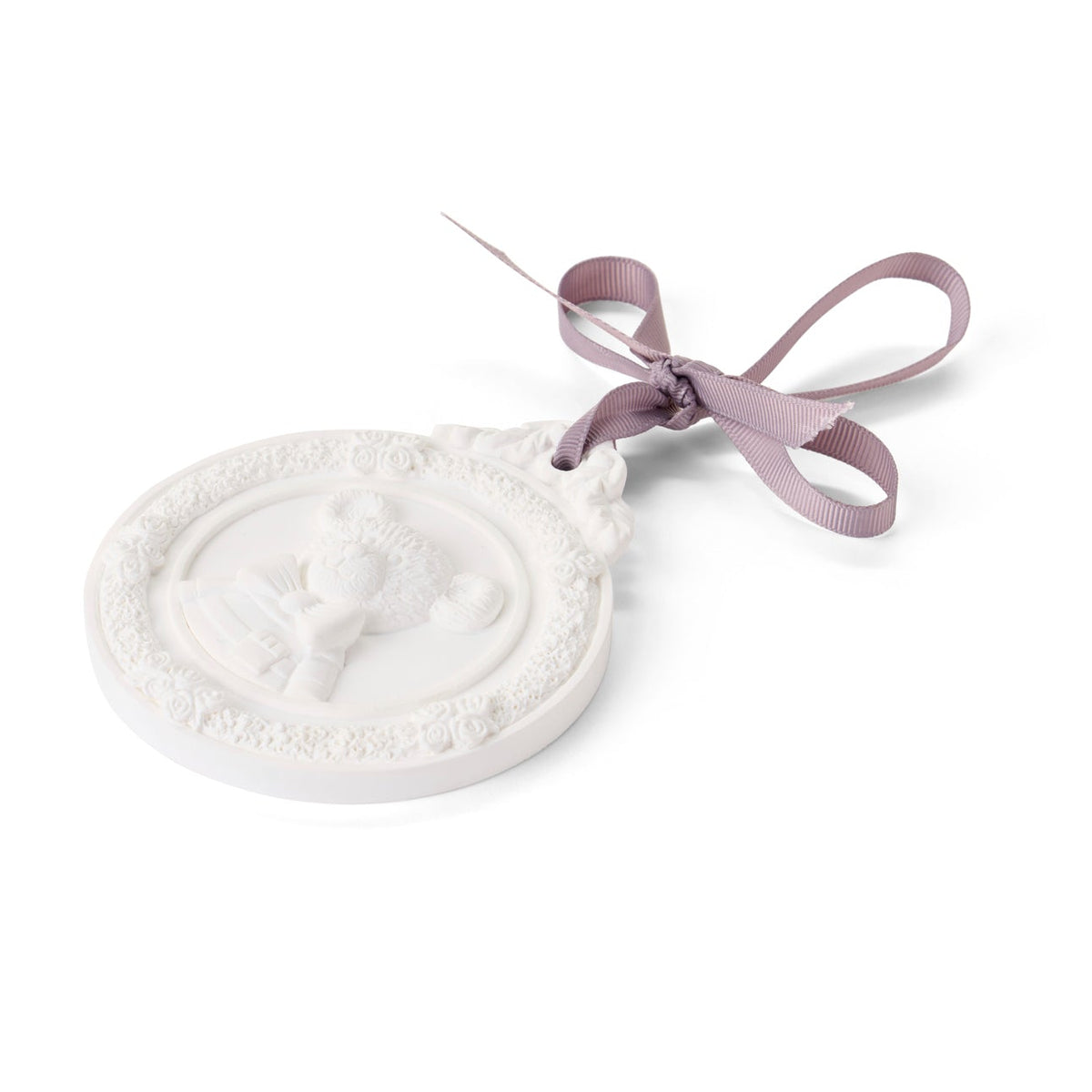 Gessetto profumato Nuvole di Stoffa linea Sweet Bear in kit con spray e scatola regalo. Medaglione in gesso bianco con orsetto a rilievo e fiocco lilla, completo di essenza "Fleur de Coton".