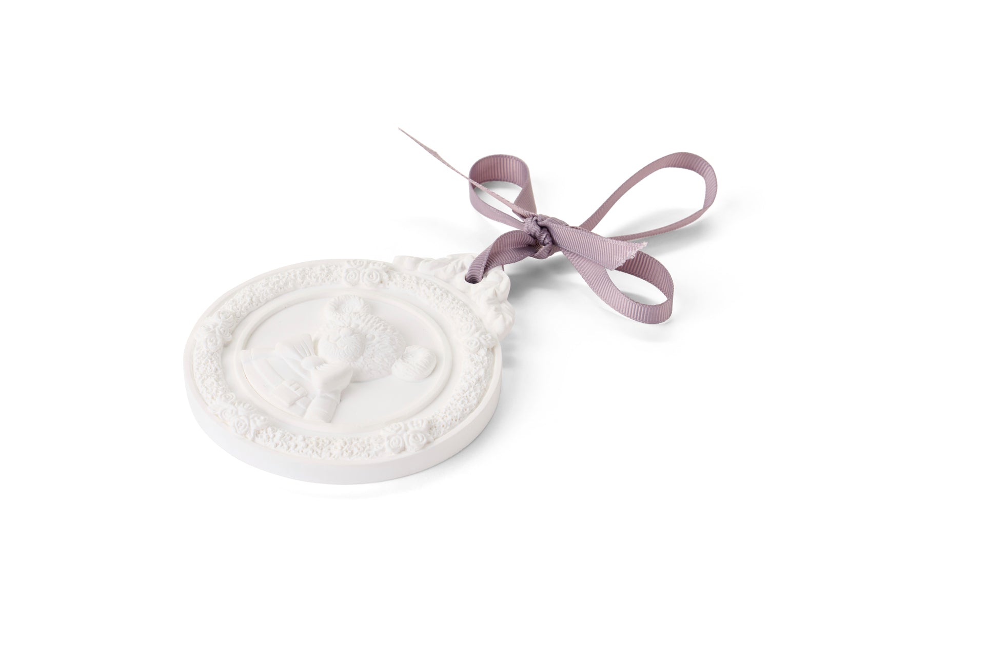 Gessetto profumato Nuvole di Stoffa linea Sweet Bear in kit con spray e scatola regalo. Medaglione in gesso bianco con orsetto a rilievo e fiocco lilla, completo di essenza "Fleur de Coton".