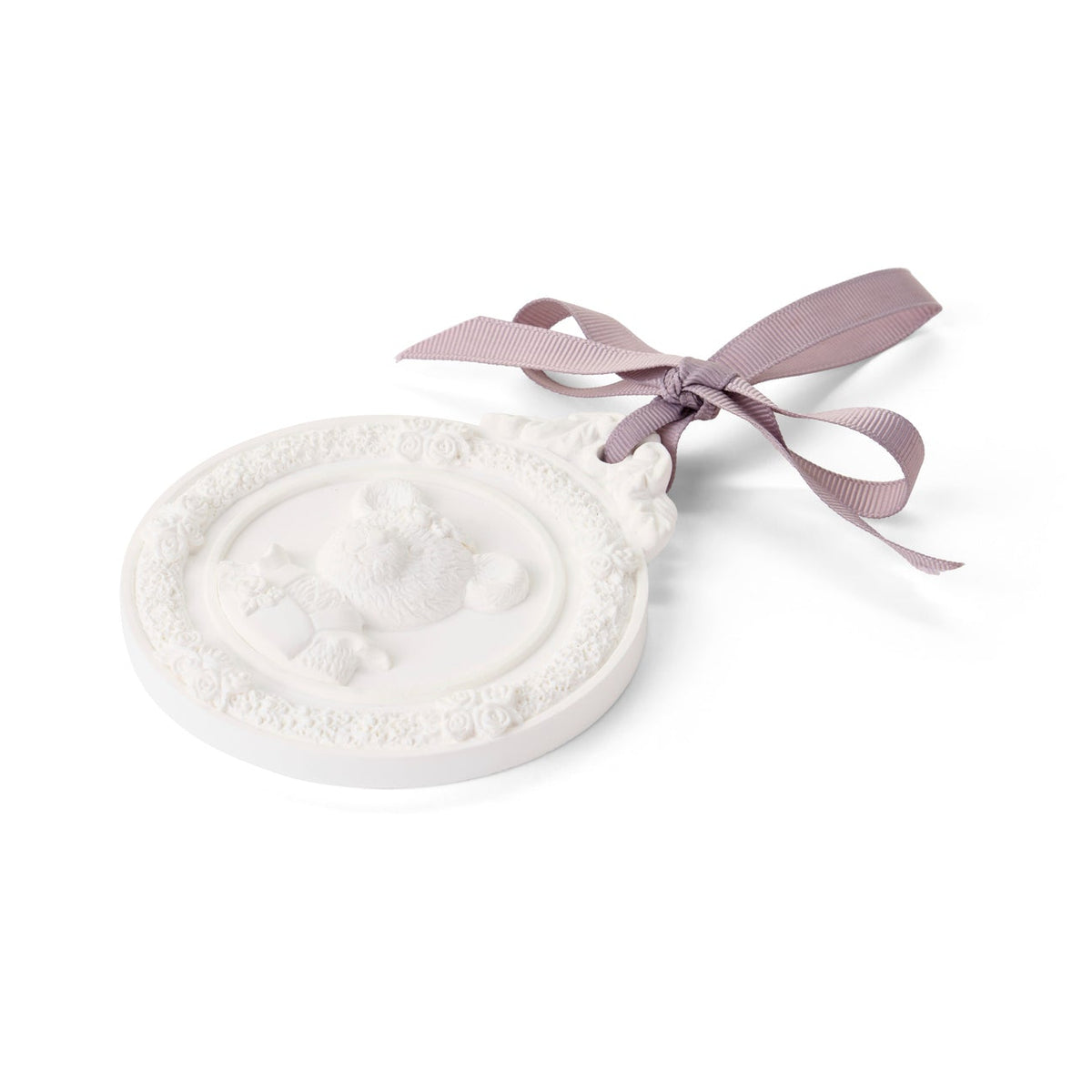 Gessetto profumato Nuvole di Stoffa linea Sweet Bear in kit con spray e scatola regalo. Medaglione in gesso bianco con orsetto a rilievo e fiocco lilla, completo di essenza "Fleur de Coton".