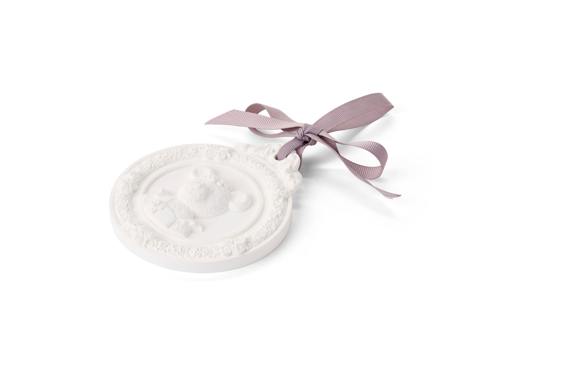Gessetto profumato Nuvole di Stoffa linea Sweet Bear in kit con spray e scatola regalo. Medaglione in gesso bianco con orsetto a rilievo e fiocco lilla, completo di essenza "Fleur de Coton".