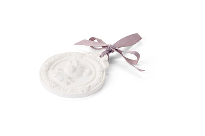 Gessetto profumato Nuvole di Stoffa linea Sweet Bear in kit con spray e scatola regalo. Medaglione in gesso bianco con orsetto a rilievo e fiocco lilla, completo di essenza "Fleur de Coton".
