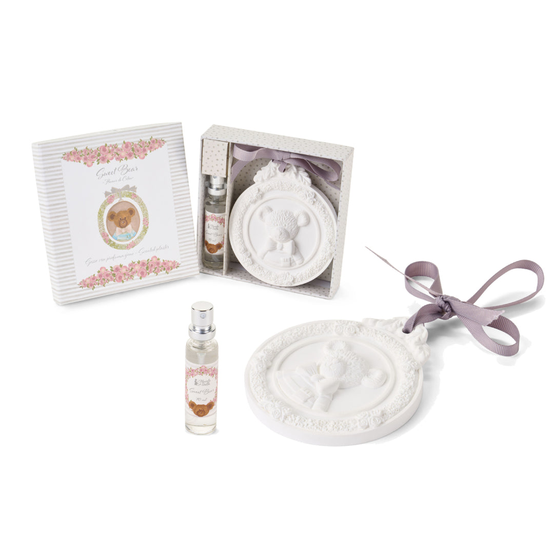Gessetto profumato Nuvole di Stoffa linea Sweet Bear in kit con spray e scatola regalo. Medaglione in gesso bianco con orsetto a rilievo e fiocco lilla, completo di essenza "Fleur de Coton".