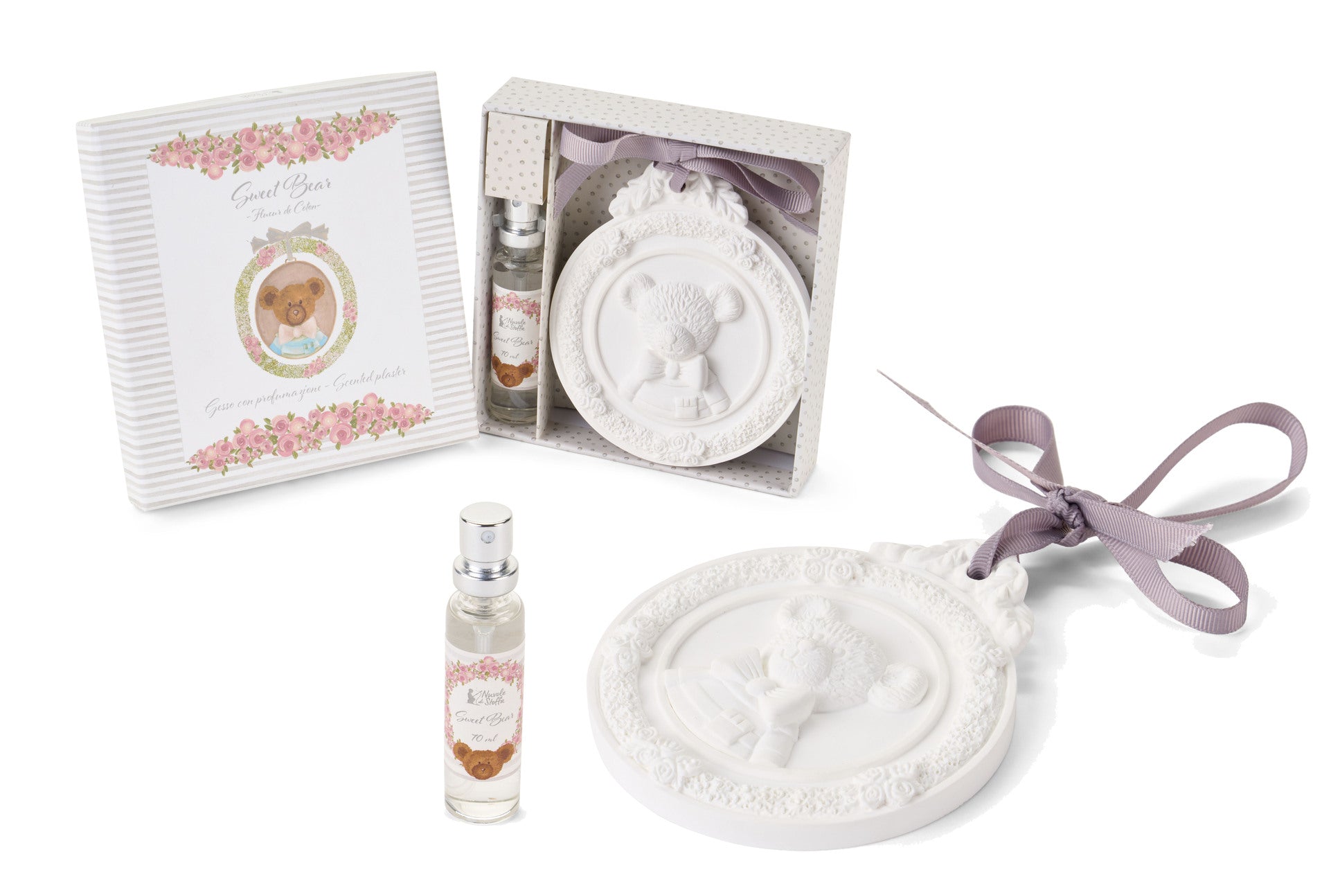 Gessetto profumato Nuvole di Stoffa linea Sweet Bear in kit con spray e scatola regalo. Medaglione in gesso bianco con orsetto a rilievo e fiocco lilla, completo di essenza "Fleur de Coton".