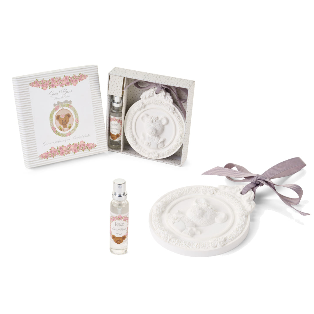 Gessetto profumato Nuvole di Stoffa linea Sweet Bear in kit con spray e scatola regalo. Medaglione in gesso bianco con orsetto a rilievo e fiocco lilla, completo di essenza "Fleur de Coton".