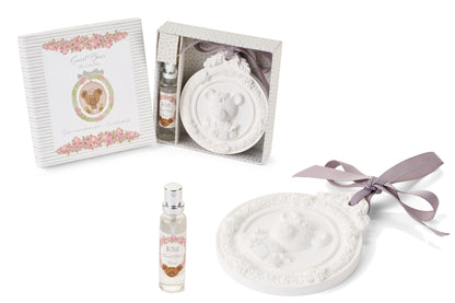 Gessetto profumato Nuvole di Stoffa linea Sweet Bear in kit con spray e scatola regalo. Medaglione in gesso bianco con orsetto a rilievo e fiocco lilla, completo di essenza "Fleur de Coton".