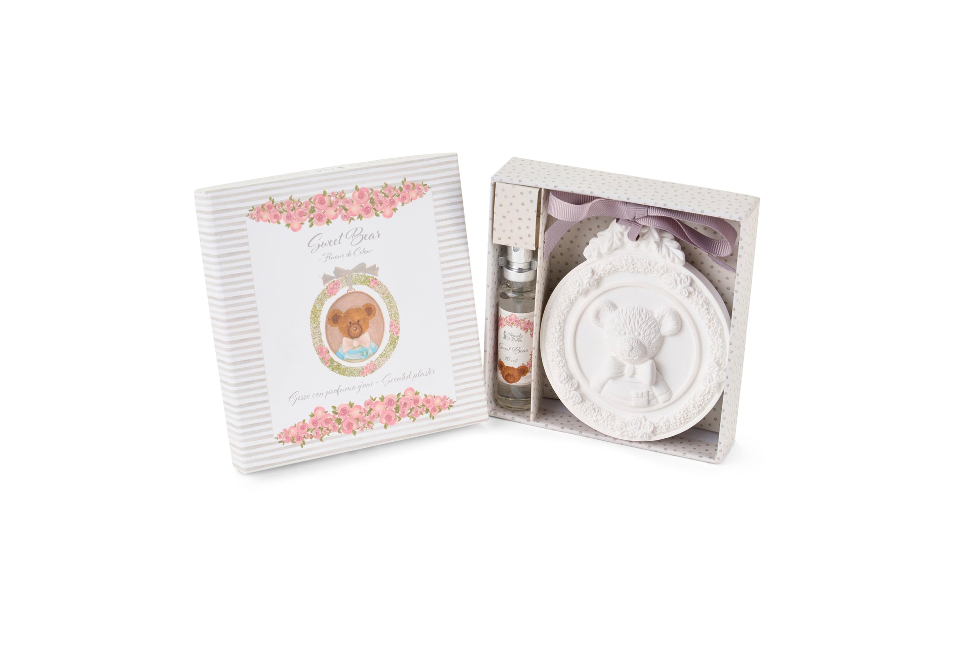 Gessetto profumato Nuvole di Stoffa linea Sweet Bear in kit con spray e scatola regalo. Medaglione in gesso bianco con orsetto a rilievo e fiocco lilla, completo di essenza "Fleur de Coton".