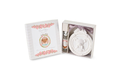 Gessetto profumato Nuvole di Stoffa linea Sweet Bear in kit con spray e scatola regalo. Medaglione in gesso bianco con orsetto a rilievo e fiocco lilla, completo di essenza "Fleur de Coton".