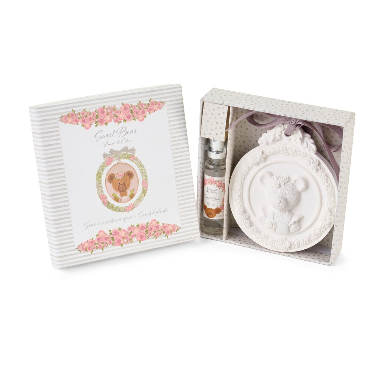 Gessetto profumato Nuvole di Stoffa linea Sweet Bear in kit con spray e scatola regalo. Medaglione in gesso bianco con orsetto a rilievo e fiocco lilla, completo di essenza "Fleur de Coton".