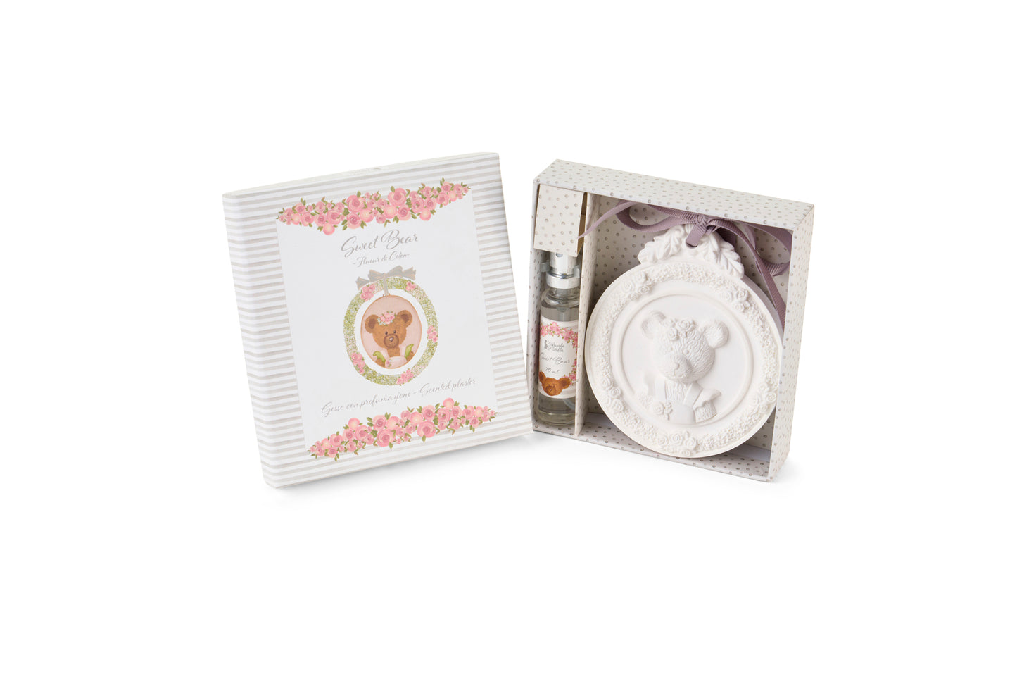 Gessetto profumato Nuvole di Stoffa linea Sweet Bear in kit con spray e scatola regalo. Medaglione in gesso bianco con orsetto a rilievo e fiocco lilla, completo di essenza "Fleur de Coton".