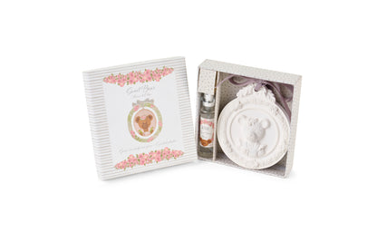 Gessetto profumato Nuvole di Stoffa linea Sweet Bear in kit con spray e scatola regalo. Medaglione in gesso bianco con orsetto a rilievo e fiocco lilla, completo di essenza "Fleur de Coton".