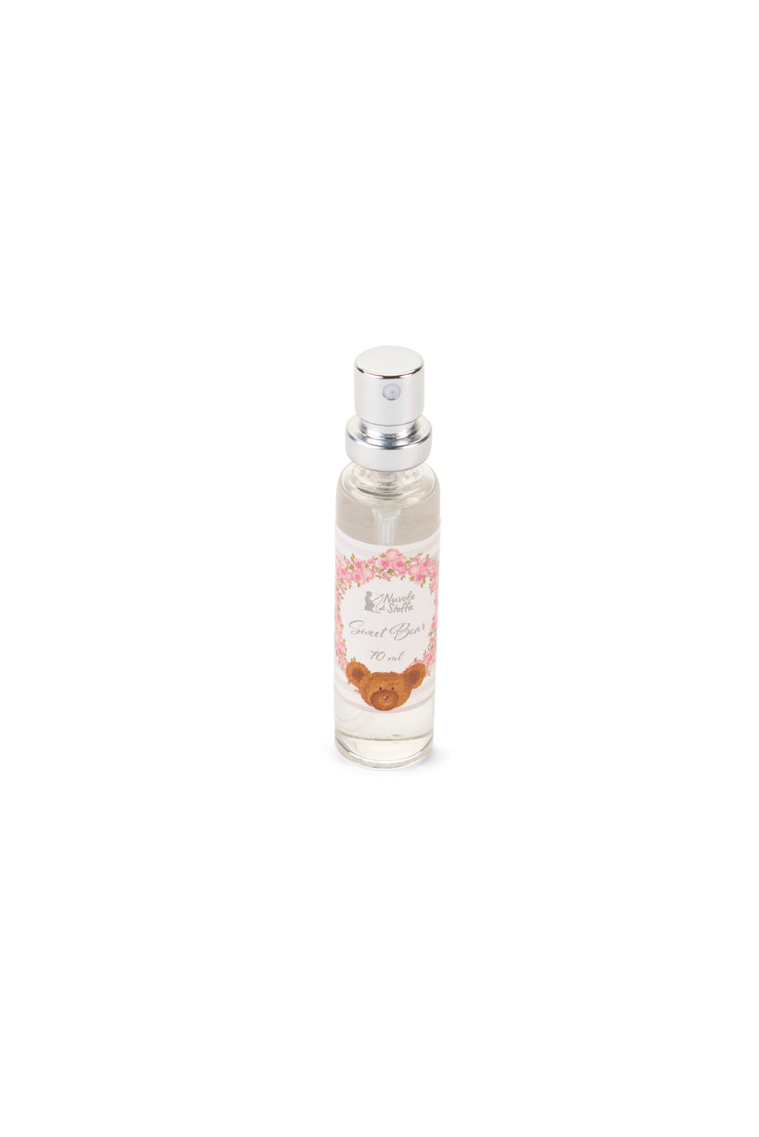 Gessetto profumato Nuvole di Stoffa linea Sweet Bear in kit con spray e scatola regalo. Medaglione in gesso bianco con orsetto a rilievo e fiocco lilla, completo di essenza "Fleur de Coton".
