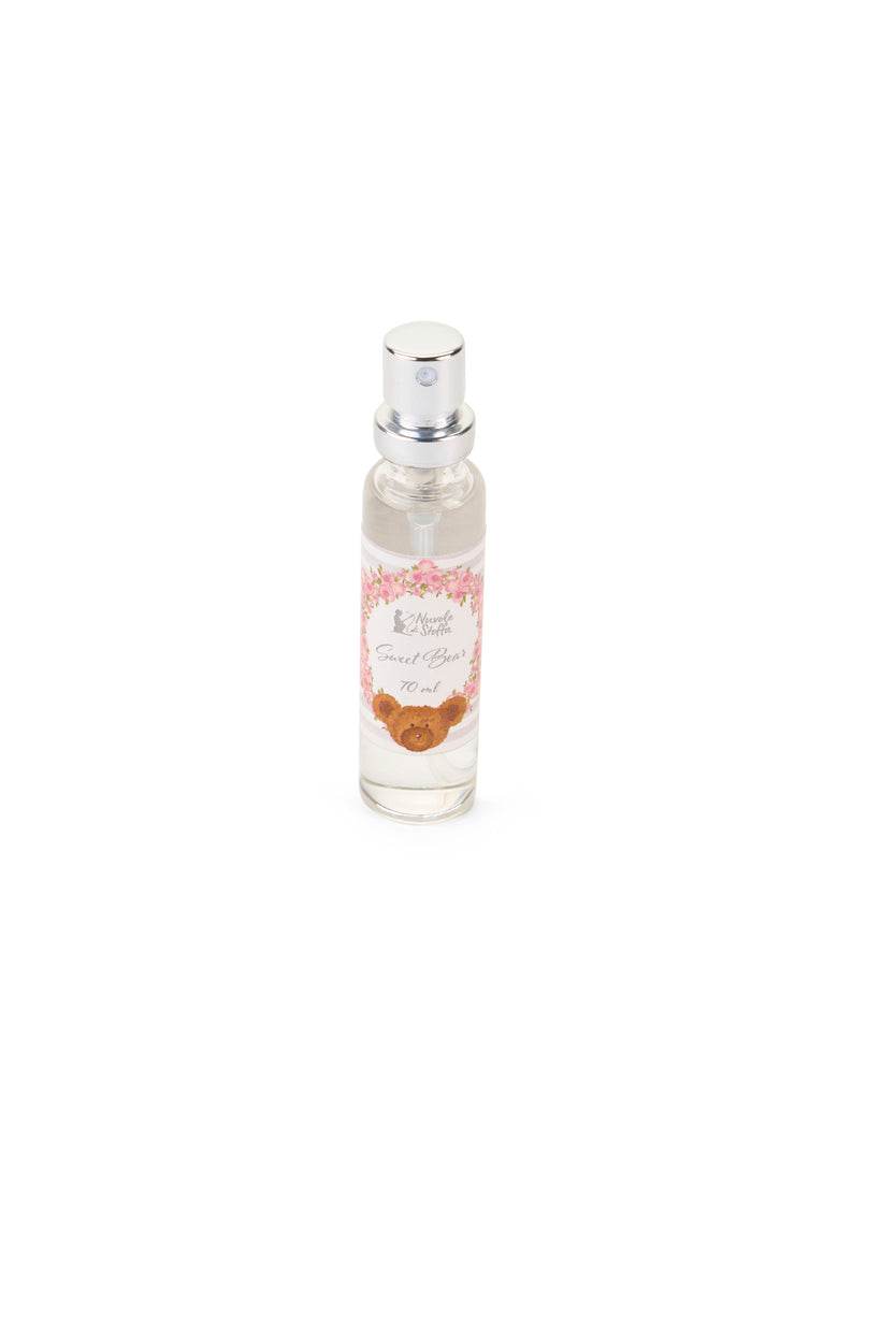 Gessetto profumato Nuvole di Stoffa linea Sweet Bear in kit con spray e scatola regalo. Medaglione in gesso bianco con orsetto a rilievo e fiocco lilla, completo di essenza "Fleur de Coton".
