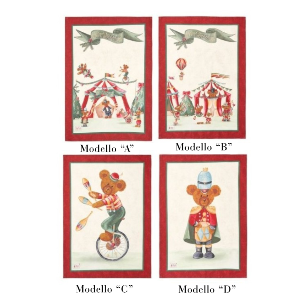 Set di quattro strofinacci natalizi "Bear Wonderland" di Nuvole di Stoffa con illustrazioni di orsetti a tema circo (modelli A, B, C, D) su fondo panna con bordi rossi e verdi.