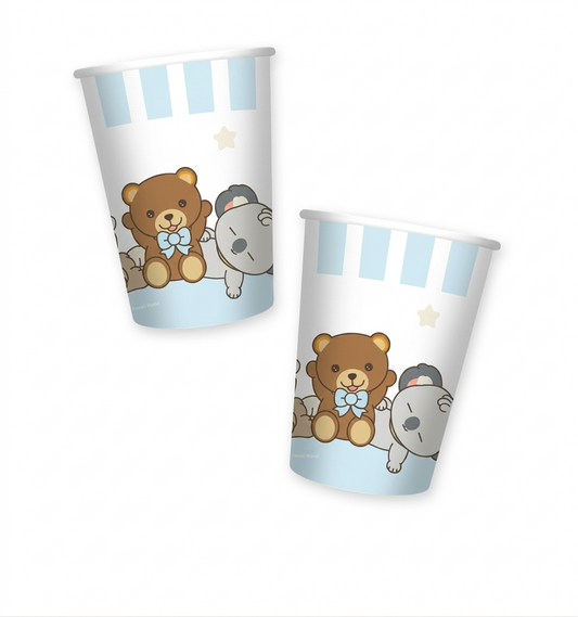 Coppia di bicchieri di carta per feste con illustrazioni di un orsetto e un koala su sfondo bianco con dettagli celeste e bordo superiore a righe.