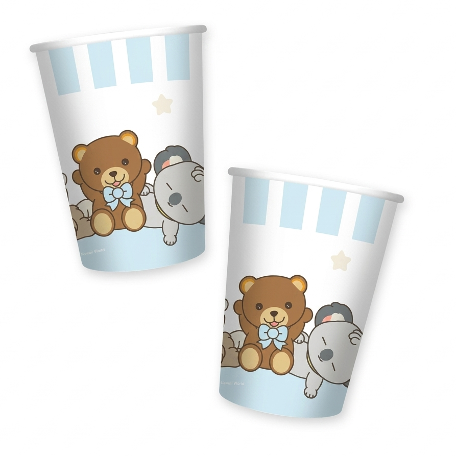 Coppia di bicchieri di carta per feste con illustrazioni di un orsetto e un koala su sfondo bianco con dettagli celeste e bordo superiore a righe.