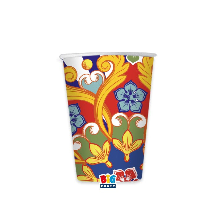 Un bicchiere di carta usa e getta della linea "Sicilia" di Big Party. Il design richiama l'estetica dei carretti siciliani, con una vivace decorazione a ruota e motivi geometrici nei toni del rosso, giallo e blu su sfondo bianco. Al centro spicca l'illustrazione di greche ornamentali colorate.