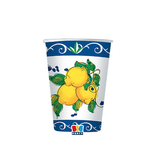 Un bicchiere di carta usa e getta della linea "Sorrento" di Big Party. Il design è ispirato alle maioliche mediterranee, con una banda blu decorata da volute bianche sui bordi superiore e inferiore. Al centro, su sfondo bianco, spicca un'illustrazione artistica di tre limoni gialli con foglie verdi, arricchita da piccoli schizzi di colore blu.