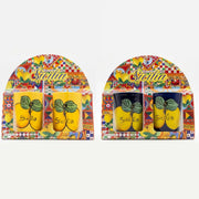Coppia di bicchierini in ceramica decorati con vivaci limoni e la scritta "Sicilia" su sfondo blu scuro o giallo brillante, perfetti per servire liquori come il limoncello. Questa coppia di tazzine artigianali si presenta in una confezione regalo assortita in stile maiolica siciliana, ideale come souvenir colorato o come bomboniera per eventi speciali.