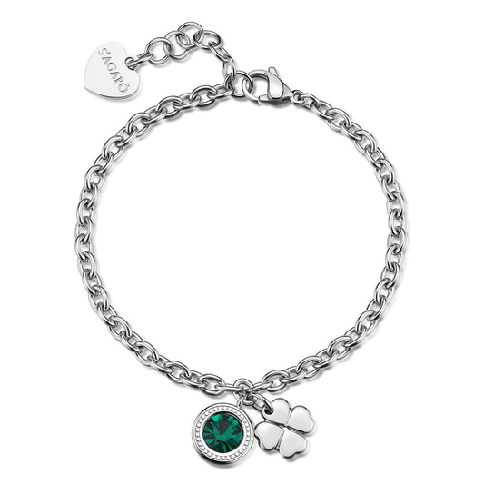 Bracciale in acciaio 316L a maglia classica ad anelli. Presenta un cristallo verde smeraldo brillante circolare in una ghiera decorata e un charm a quadrifoglio lucido. Chiusura a moschettone con charm S'Agapò.
