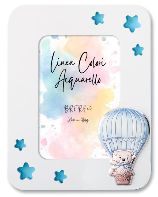 Portafoto da tavolo per bambino con cornice in legno bianco. L'angolo in basso a destra è decorato con un'applicazione smaltata in rilievo che raffigura un dolce orsetto seduto nel cestino di una mongolfiera a strisce celeste e panna. All'interno è presente l'inserto "Linea Colori Acquarello - Brera 216 - Made in Italy" su sfondo sfumato pastello.