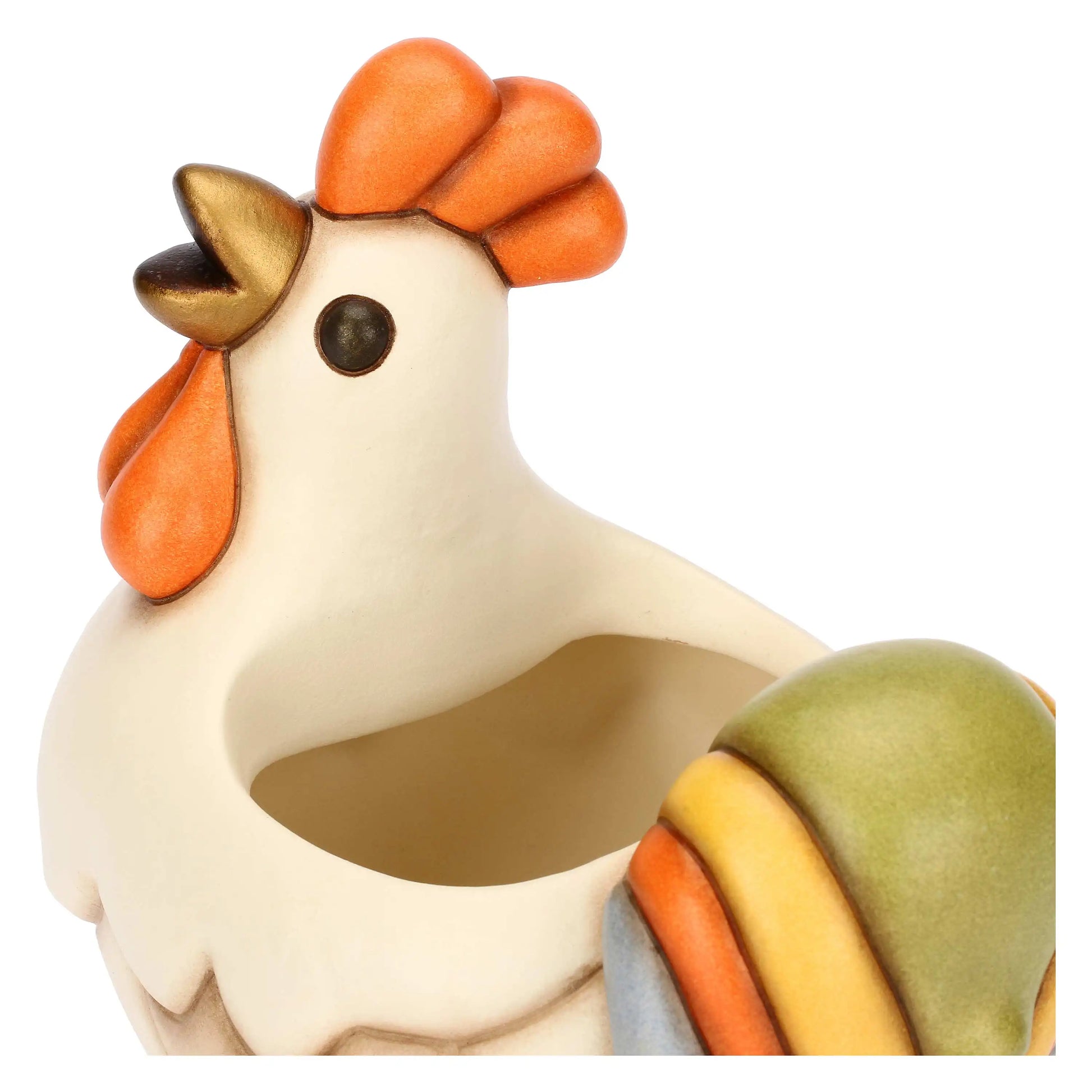 Cachepot in ceramica Thun a forma di gallo della collezione Incanto di Pasqua. Il contenitore presenta il corpo color crema, cresta e bargigli arancioni e una coda variopinta nei toni del verde, giallo, arancio e grigio azzurro. Design cavo sul dorso ideale come porta-piantina o svuotatasche pasquale.