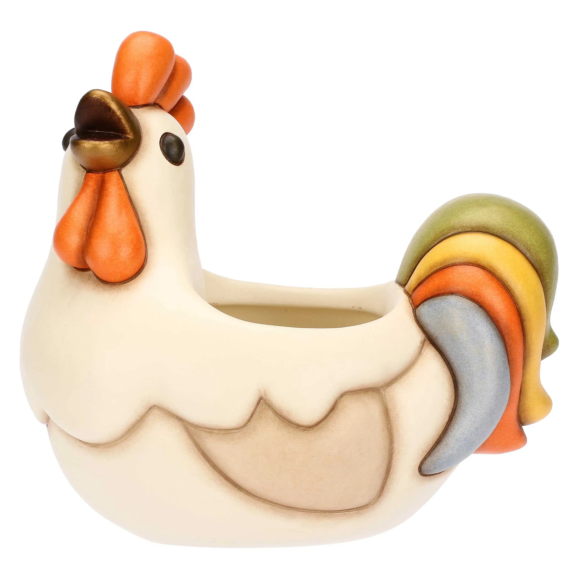Cachepot in ceramica Thun a forma di gallo della collezione Incanto di Pasqua. Il contenitore presenta il corpo color crema, cresta e bargigli arancioni e una coda variopinta nei toni del verde, giallo, arancio e grigio azzurro. Design cavo sul dorso ideale come porta-piantina o svuotatasche pasquale.