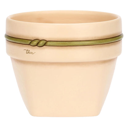 Retro del cachepot THUN in ceramica color crema. Dettaglio del cordoncino verde a rilievo con nodo centrale e firma dorata THUN incisa sul lato, su sfondo bianco isolato.