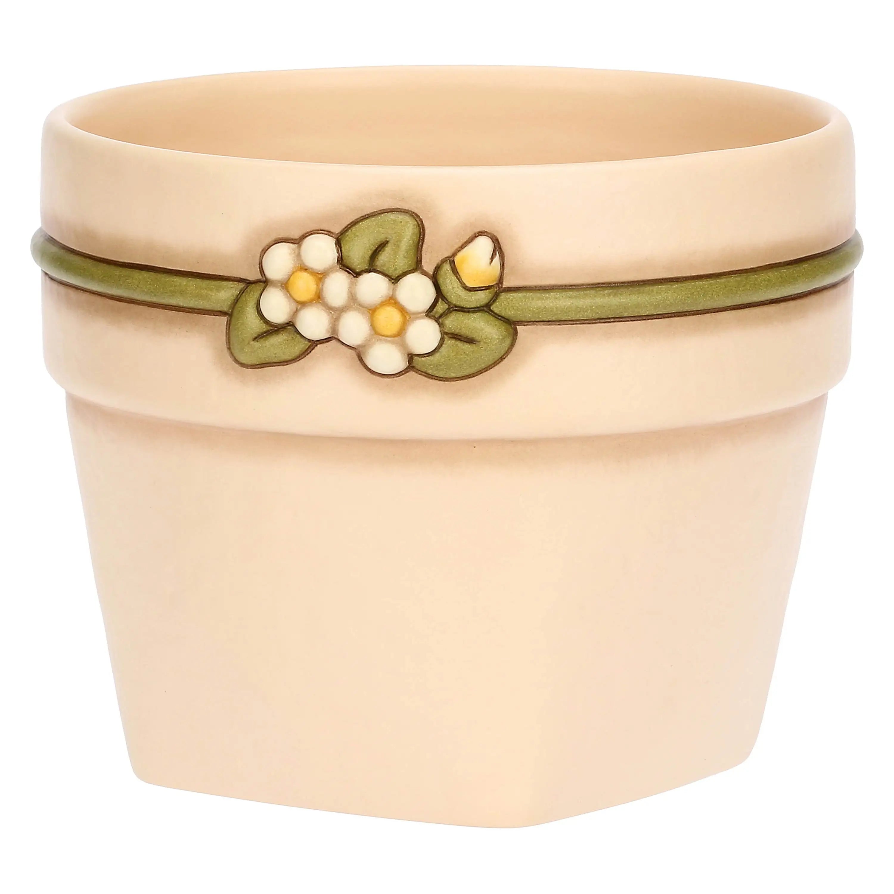 Vista di tre quarti del cachepot THUN piccolo in ceramica crema. Il decoro floreale a rilievo con margherite e nastro verde avvolge il bordo superiore.