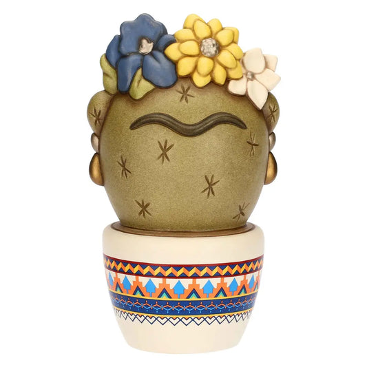 Scultura in ceramica decorativa Cactus Frida di Thun in formato medio, caratterizzata da un design ispirato a Frida Kahlo con fiori colorati sulla sommità e l'iconico sopracciglio stilizzato. Questo originale oggetto d'arredo poggia su un vasetto bianco decorato con vivaci motivi geometrici etnici, perfetto per collezionisti o come idea regalo dallo stile unico e gioioso.