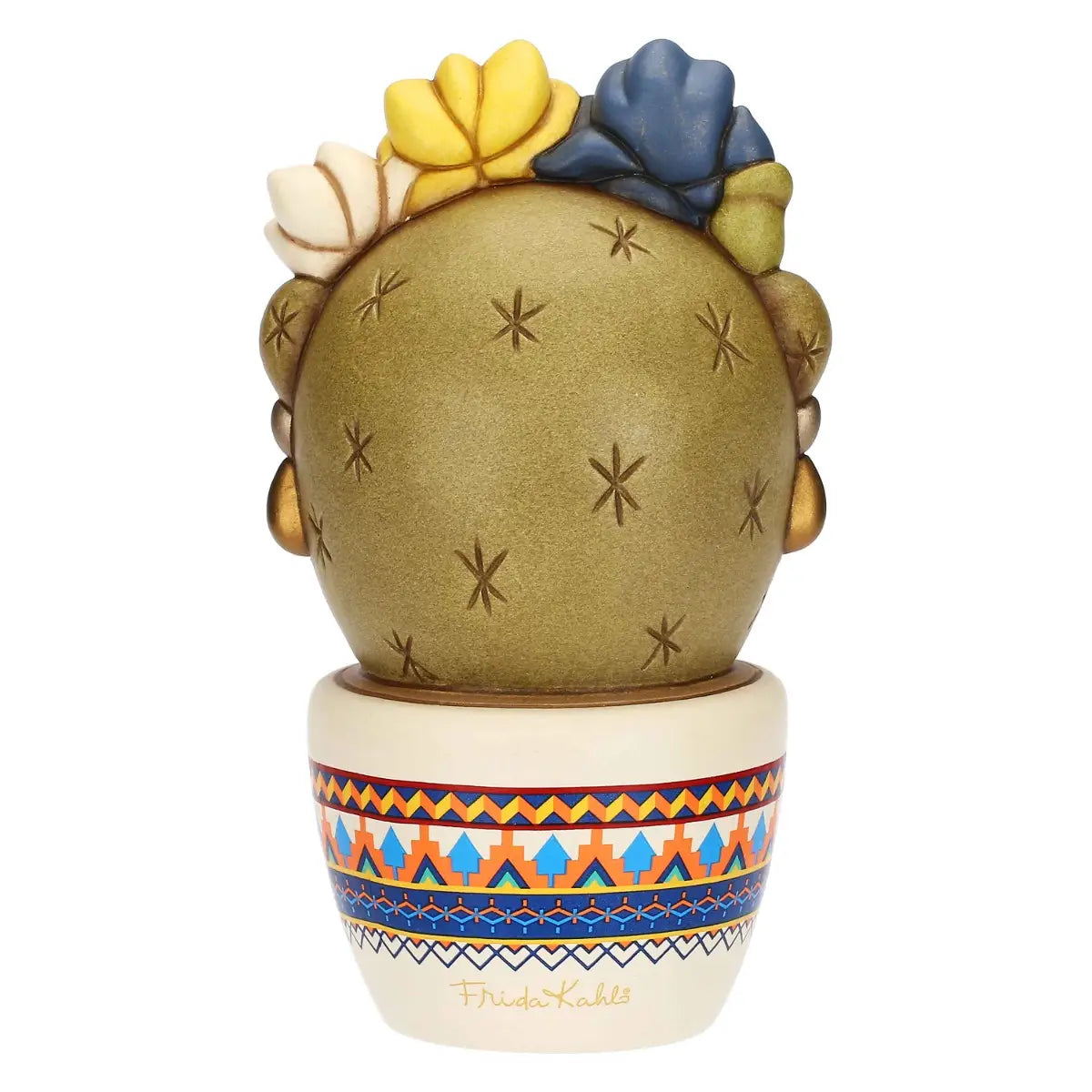 Scultura in ceramica decorativa Cactus Frida di Thun in formato medio, caratterizzata da un design ispirato a Frida Kahlo con fiori colorati sulla sommità e l'iconico sopracciglio stilizzato. Questo originale oggetto d'arredo poggia su un vasetto bianco decorato con vivaci motivi geometrici etnici, perfetto per collezionisti o come idea regalo dallo stile unico e gioioso.