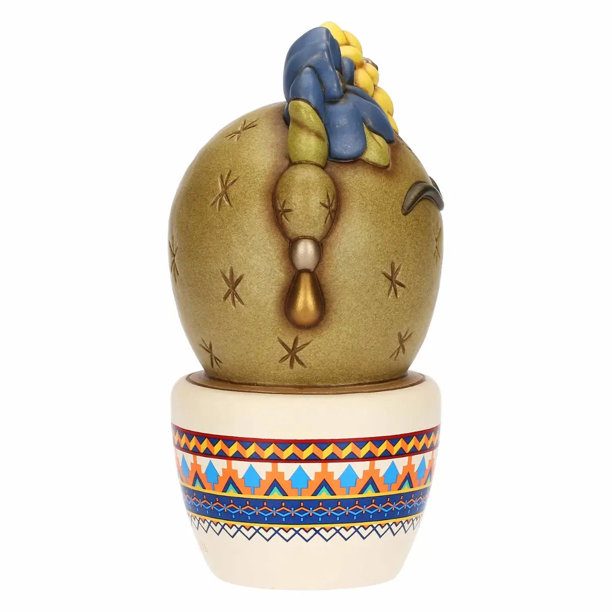 Scultura in ceramica decorativa Cactus Frida di Thun in formato medio, caratterizzata da un design ispirato a Frida Kahlo con fiori colorati sulla sommità e l'iconico sopracciglio stilizzato. Questo originale oggetto d'arredo poggia su un vasetto bianco decorato con vivaci motivi geometrici etnici, perfetto per collezionisti o come idea regalo dallo stile unico e gioioso.