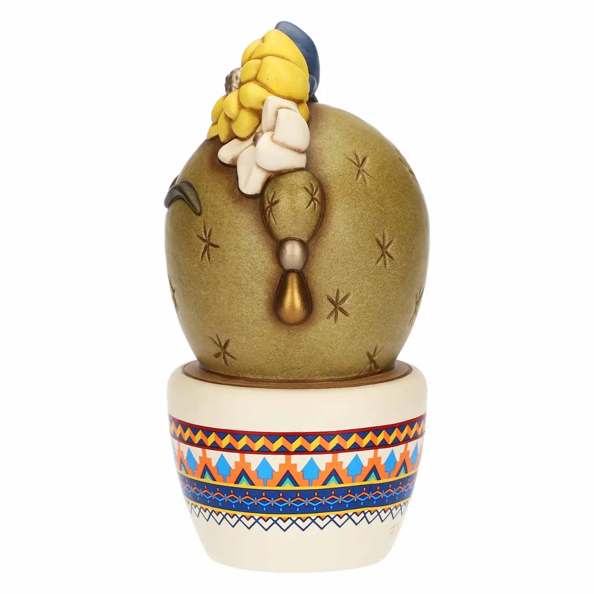 Scultura in ceramica decorativa Cactus Frida di Thun in formato medio, caratterizzata da un design ispirato a Frida Kahlo con fiori colorati sulla sommità e l'iconico sopracciglio stilizzato. Questo originale oggetto d'arredo poggia su un vasetto bianco decorato con vivaci motivi geometrici etnici, perfetto per collezionisti o come idea regalo dallo stile unico e gioioso.