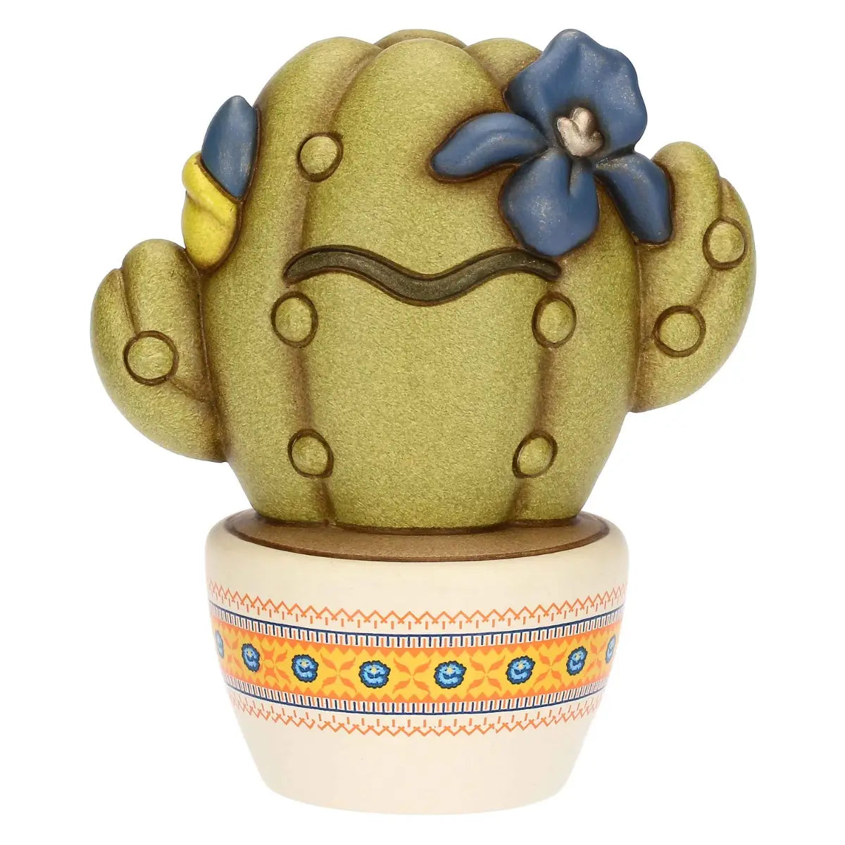 Scultura decorativa Cactus Frida di Thun in formato piccolo, realizzata in ceramica artigianale e impreziosita da fiori blu e gialli con l'iconico sopracciglio ispirato all'artista messicana. Questa statuina da collezione poggia su un vasetto bianco decorato con delicate trame etniche arancioni e blu, rappresentando un complemento d'arredo perfetto per regalare un tocco di colore e personalità agli spazi di casa.