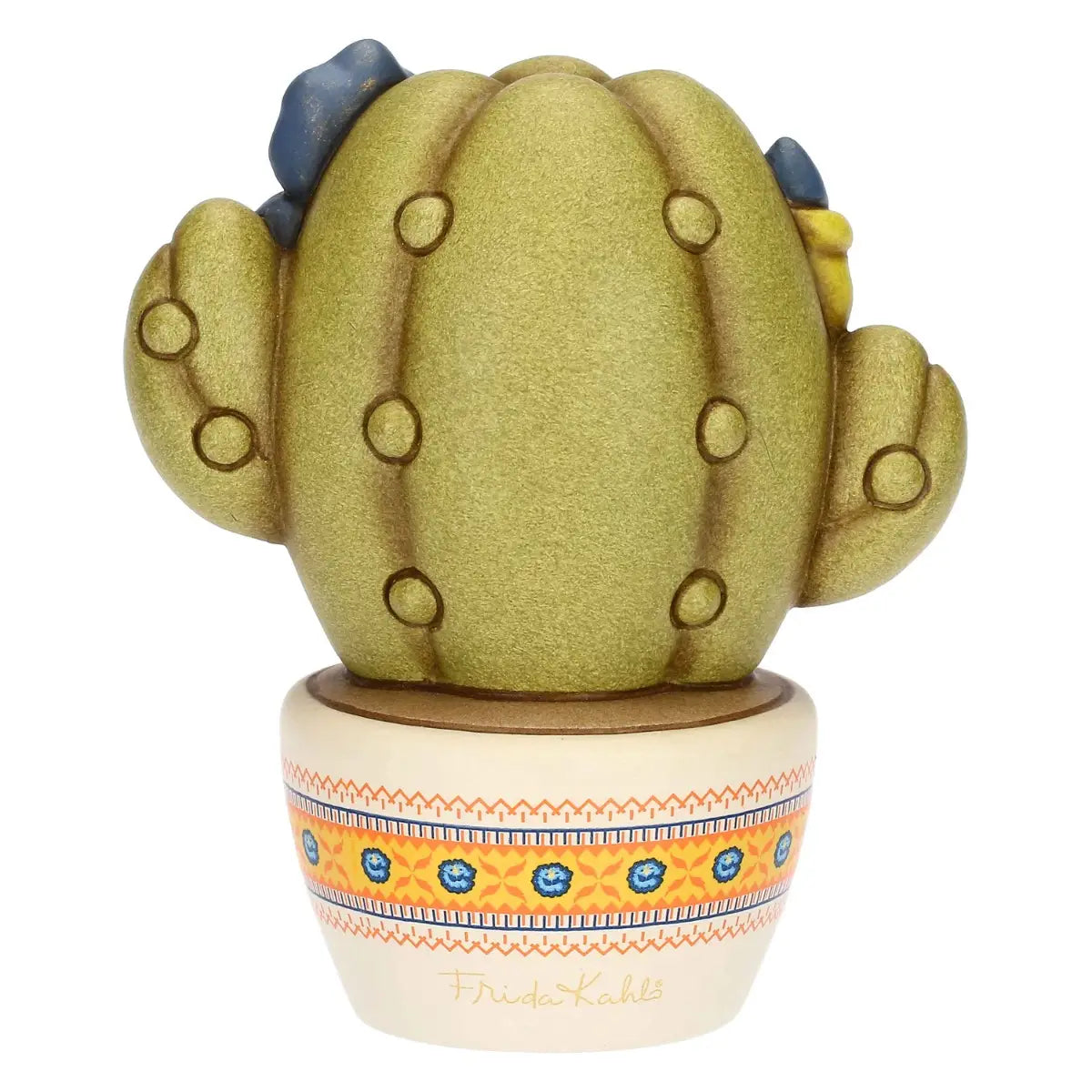 Scultura decorativa Cactus Frida di Thun in formato piccolo, realizzata in ceramica artigianale e impreziosita da fiori blu e gialli con l'iconico sopracciglio ispirato all'artista messicana. Questa statuina da collezione poggia su un vasetto bianco decorato con delicate trame etniche arancioni e blu, rappresentando un complemento d'arredo perfetto per regalare un tocco di colore e personalità agli spazi di casa.