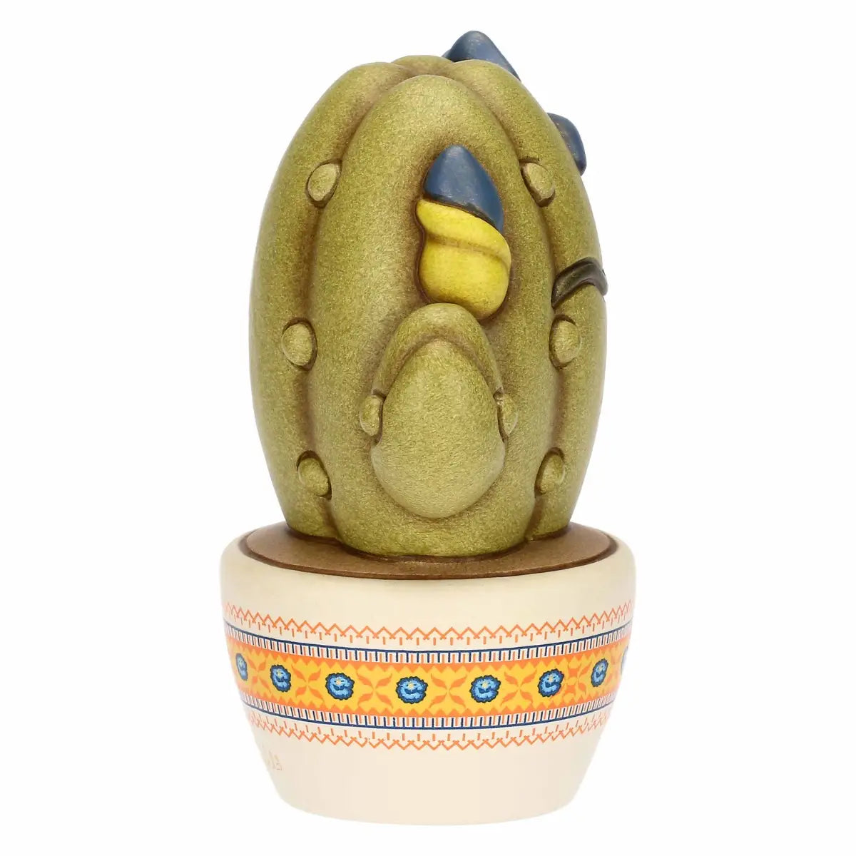Scultura decorativa Cactus Frida di Thun in formato piccolo, realizzata in ceramica artigianale e impreziosita da fiori blu e gialli con l'iconico sopracciglio ispirato all'artista messicana. Questa statuina da collezione poggia su un vasetto bianco decorato con delicate trame etniche arancioni e blu, rappresentando un complemento d'arredo perfetto per regalare un tocco di colore e personalità agli spazi di casa.