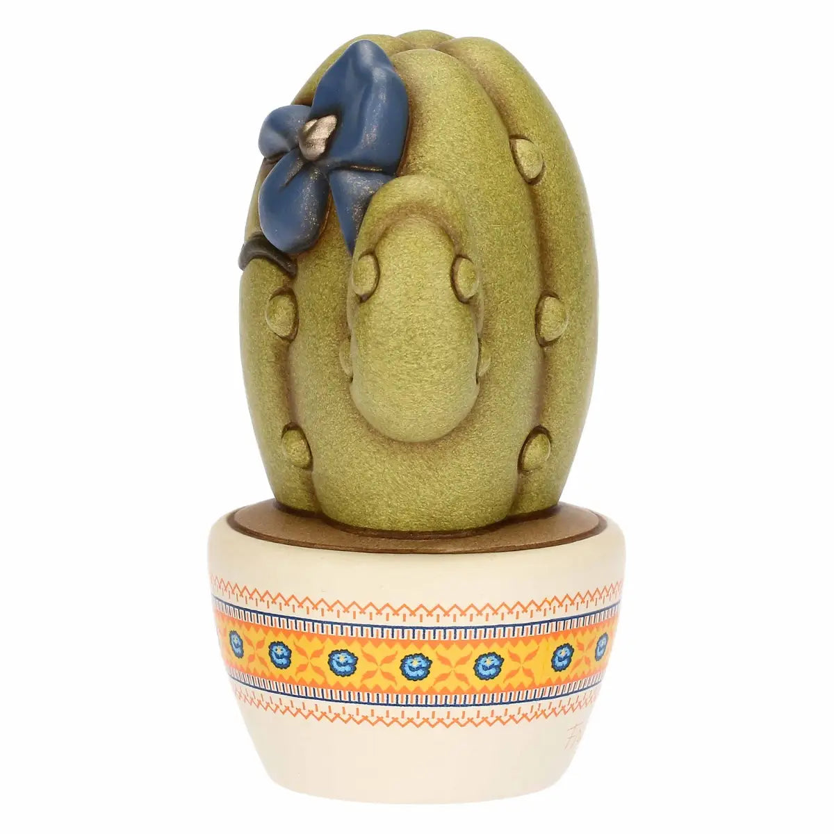 Scultura decorativa Cactus Frida di Thun in formato piccolo, realizzata in ceramica artigianale e impreziosita da fiori blu e gialli con l'iconico sopracciglio ispirato all'artista messicana. Questa statuina da collezione poggia su un vasetto bianco decorato con delicate trame etniche arancioni e blu, rappresentando un complemento d'arredo perfetto per regalare un tocco di colore e personalità agli spazi di casa.