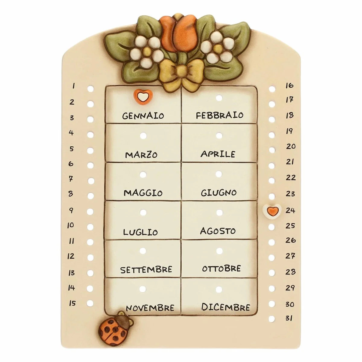 Il Calendario Perpetuo da Parete Country Thun è una raffinata decorazione in ceramica completa di fori e cursori a cuore per segnare giorni e mesi dell'anno. Impreziosito da fiori classici e una simpatica coccinella, questo calendario senza tempo della linea Country rappresenta un'idea regalo funzionale e uno splendido complemento d'arredo per la casa.