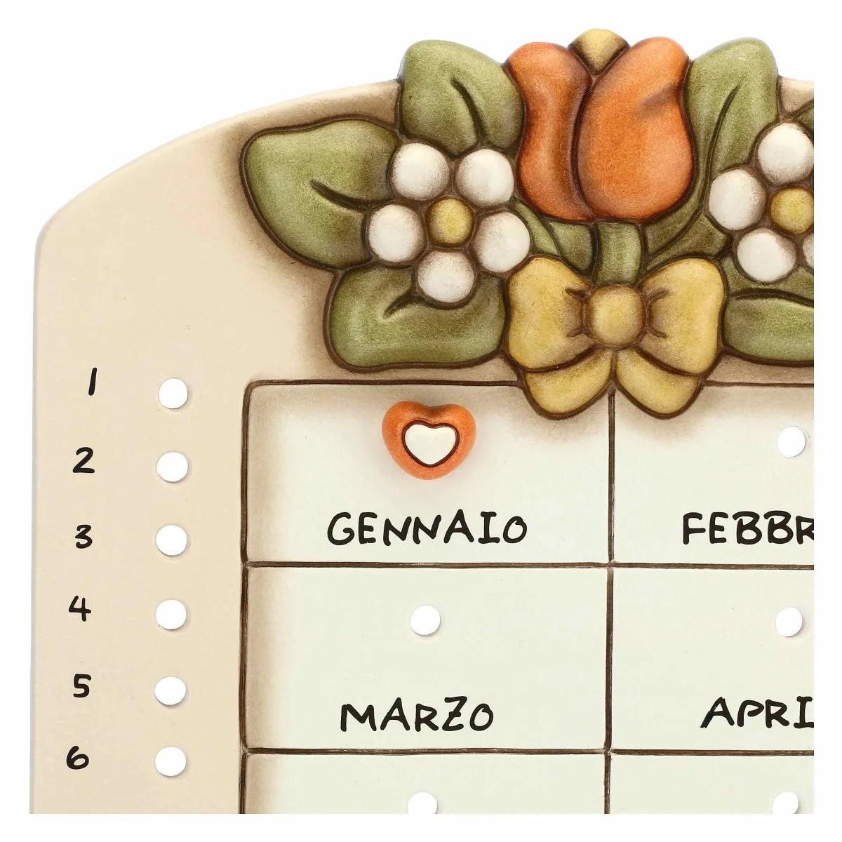 Il Calendario Perpetuo da Parete Country Thun è una raffinata decorazione in ceramica completa di fori e cursori a cuore per segnare giorni e mesi dell'anno. Impreziosito da fiori classici e una simpatica coccinella, questo calendario senza tempo della linea Country rappresenta un'idea regalo funzionale e uno splendido complemento d'arredo per la casa.