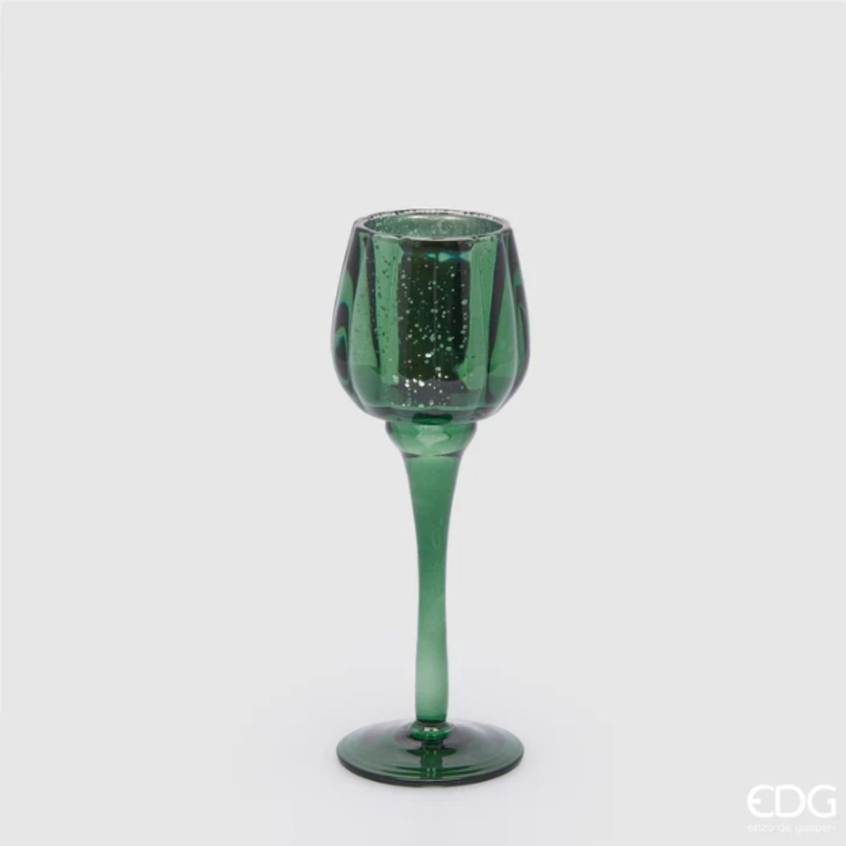 Candelabro a calice EDG in vetro verde con coppa dalla finitura martellata e lungo stelo su base rotonda. Portacandela elegante, ideale per l’home décor e come idea regalo.