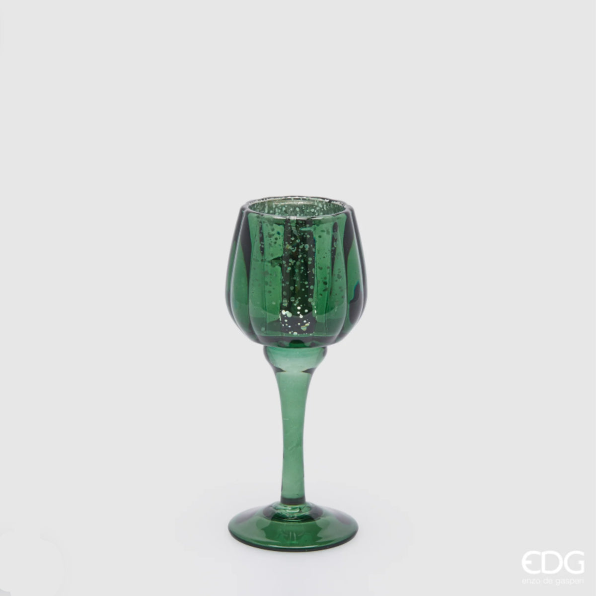 Candelabro a calice EDG in vetro verde con coppa dalla finitura martellata e lungo stelo su base rotonda. Portacandela elegante, ideale per l’home décor e come idea regalo.