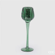 Candelabro a calice EDG in vetro verde con coppa dalla finitura martellata e lungo stelo su base rotonda. Portacandela elegante, ideale per l’home décor e come idea regalo.