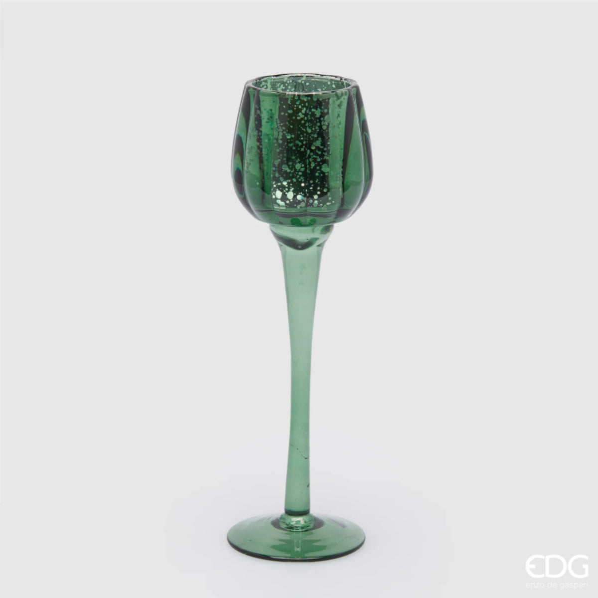 Candelabro a calice EDG in vetro verde con coppa dalla finitura martellata e lungo stelo su base rotonda. Portacandela elegante, ideale per l’home décor e come idea regalo.
