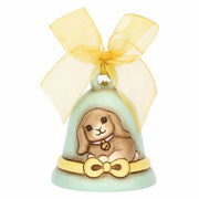 Campanella pasquale Thun in ceramica azzurra, Limited Edition 2026 della collezione Incanto di Pasqua. La campanella è decorata con il coniglio Roger in rilievo, un nastro giallo dipinto alla base e un grande fiocco verde in organza sulla sommità. Design iconico Thun con colori sfumati per l'arredo casa di Pasqua.
