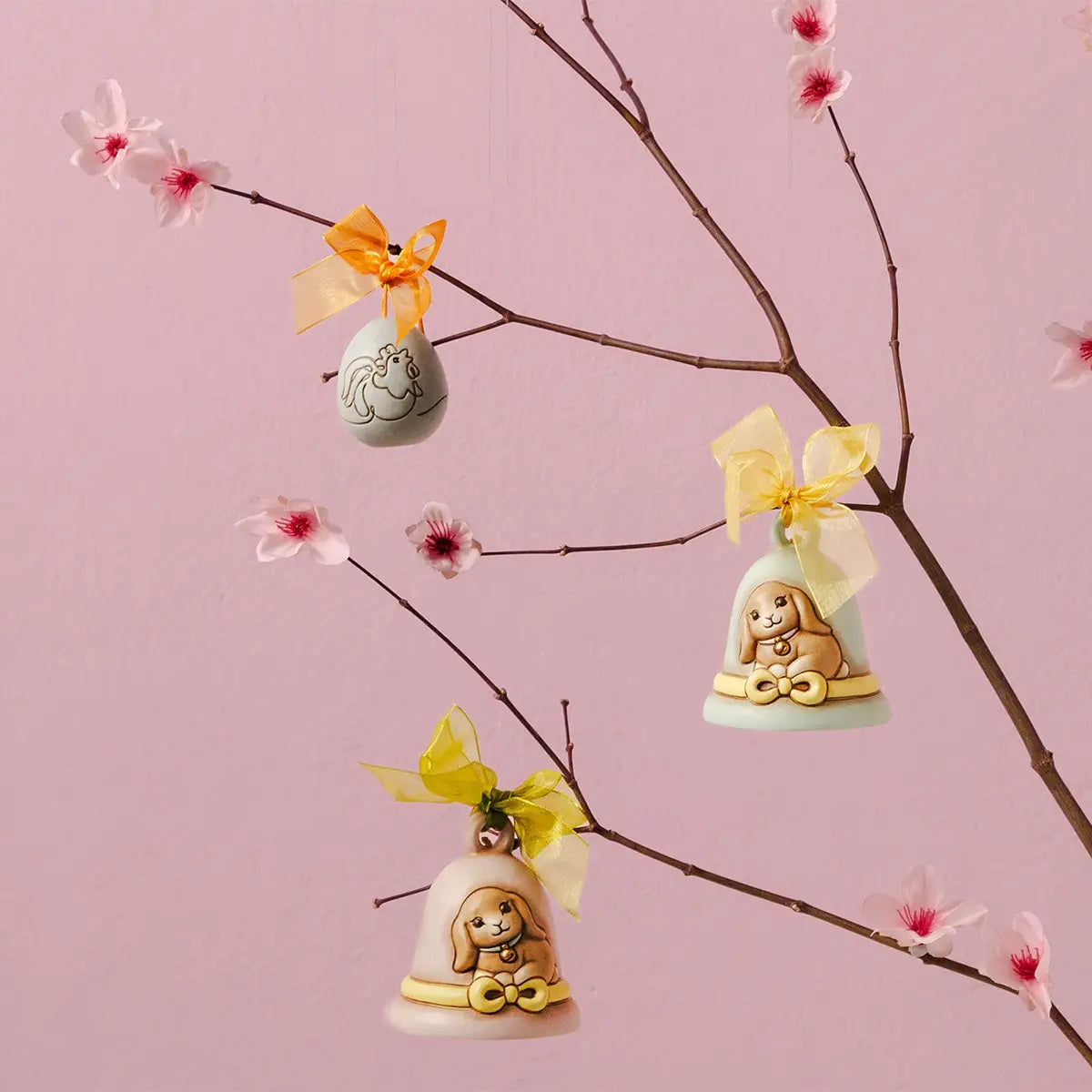 Campanella pasquale Thun in ceramica lilla, Limited Edition 2026 della collezione Incanto di Pasqua. La campanella è decorata con il coniglio Roger in rilievo, un nastro giallo dipinto alla base e un grande fiocco verde in organza sulla sommità. Design iconico Thun con colori sfumati per l'arredo casa di Pasqua.